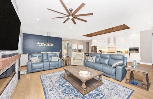 Venice Casa | Wellen Park 2600 sqft pool, spa & fireplace 3 car with 85” TV & golf cart