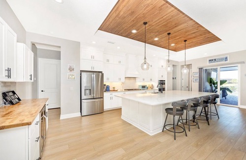 Venice Casa | Wellen Park 2600 sqft pool, spa & fireplace 3 car with 85” TV & golf cart