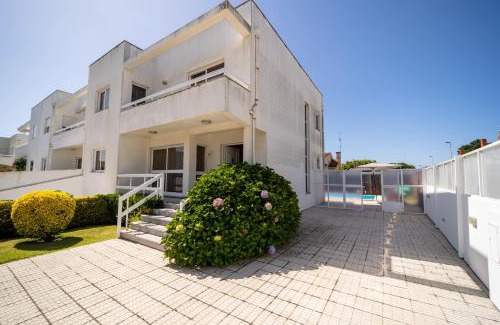 Marinhas Casa | Marinhas Esposende - Moradia V4 com piscina junto à praia by House and People