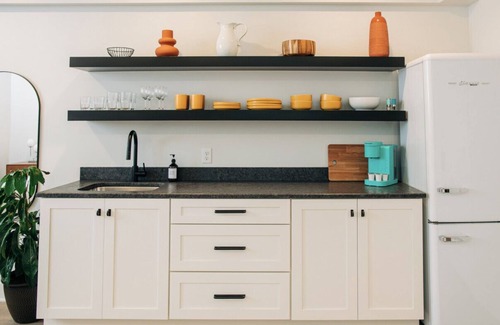 East Market District Apartamento | Market #11 · Stellar Suites | Garden Studio in NuLu | Bikes
