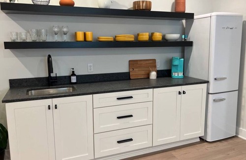 East Market District Apartamento | Market #11 · Stellar Suites | Garden Studio in NuLu | Bikes