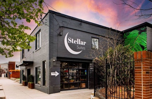 East Market District Apartamento | Market #11 · Stellar Suites | Garden Studio in NuLu | Bikes