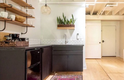 East Market District Apartamento | Market #3 · Stellar Suites | Bohemian Chic Nulu | With Bikes