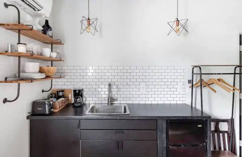 East Market District Apartamento | Market #5 · Stellar Suites | Turquoise Suite in NuLu | Bikes