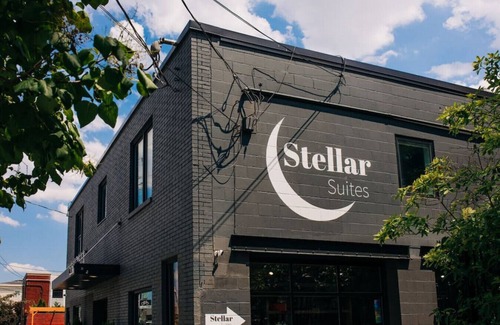 East Market District Apartamento | Market #5 · Stellar Suites | Turquoise Suite in NuLu | Bikes