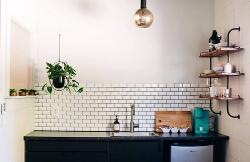 East Market District Apartamento | Market #6 · Stellar Suites | Ruby King Suite in NuLu | Bikes