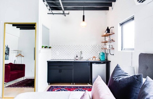 East Market District Apartamento | Market #6 · Stellar Suites | Ruby King Suite in NuLu | Bikes