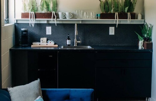 East Market District Apartamento | Market #7 · Stellar Suites | Sunny Studio King | NuLu | Bike