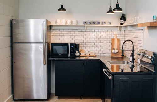 East Market District Apartamento | Market #8 · Stellar Suites | The Sunset Suite | NuLu | Bikes