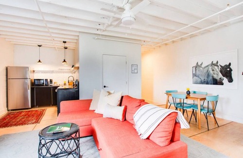 East Market District Apartamento | Market #8 · Stellar Suites | The Sunset Suite | NuLu | Bikes