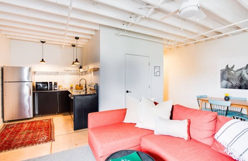 East Market District Apartamento | Market #8 · Stellar Suites | The Sunset Suite | NuLu | Bikes