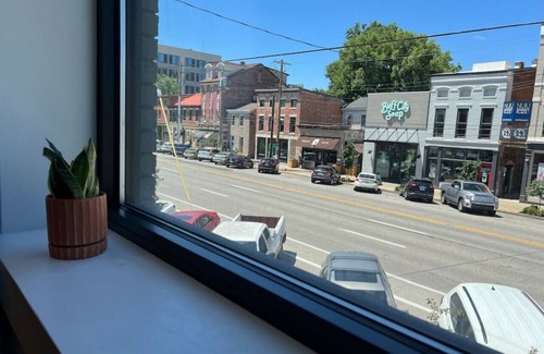 East Market District Apartamento | Market #9 · Stellar Suites | The Oaks Room in NuLu | Bikes