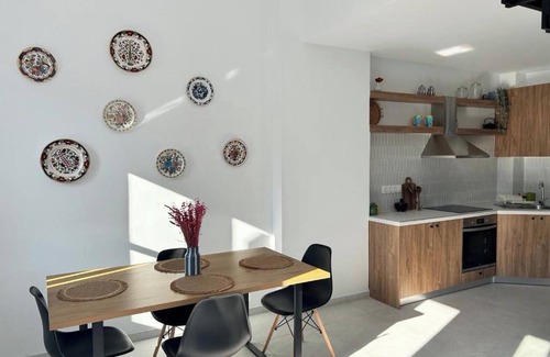 Megisti Casa | Marlen Pearl
