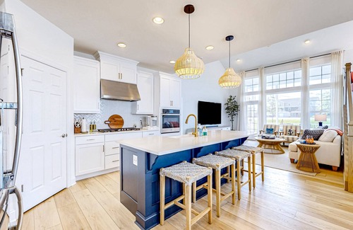 Cedar Neck Casa | Marlin Chase home with resort amenities, bikes, grill, EV charger - dog-friendly