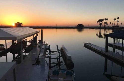 Discovery Bay Casa | Marlin Cove Pet Friendly Waterfront Retreat