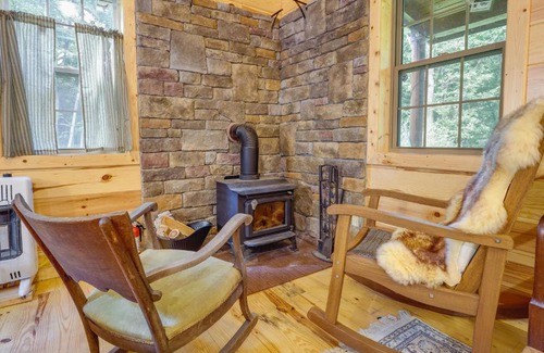 Marlinton Casa | Marlinton Cabin Rental with Greenbrier River Access!