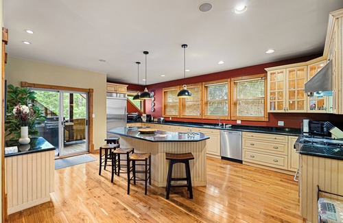 Nicklaus North Chalet De Esquí | Marmot's Meadow Chalet: Tranquil 14th Fairway - Private Hot Tub
