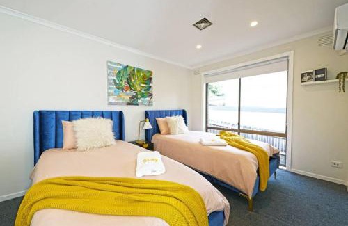 Ringwood Casa | Maroondah 3BR Brick Entire Home Free Wi-Fi Parking