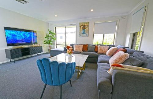 Ringwood Casa | Maroondah 3BR Brick Entire Home Free Wi-Fi Parking