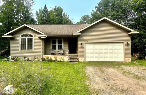 Marquette Casa | Marquette home centric to best hiking/biking trails, and beaches. Pet-friendly.