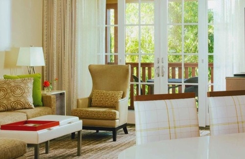 Newport Coast Complejo | Marriott’s Frenchman’s Cove is perfectly situated on a secluded beach