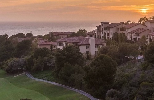 Newport Coast Complejo | Marriott’s Frenchman’s Cove is perfectly situated on a secluded beach