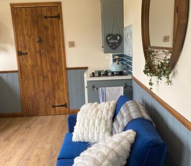 Pitney Otro | Marsh Farm Glamping Yappingale Shepherd Hut
