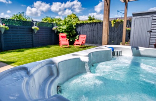 Priors Marston Casa | Marston Croft Cottage | Hot Tub | Sleeps 7 |Southam | Inspire Homes