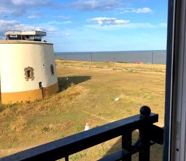 Felixstowe Casa | Martello Sunrise - Luxury 3-bedroom Seaview Beach House