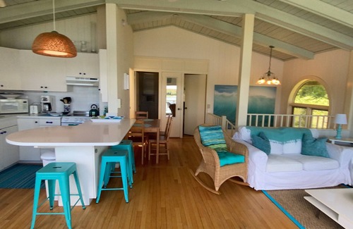 Vineyard Haven Cabaña | Waterfront casa de 3 habitaciones w / muelle privado y zona de playa de arena