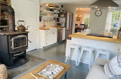 East Chop Casa | Martha’s Vineyard 7 Bedroom Vintage Home! 15 min walk to beaches and Oak Bluffs!