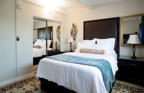 Mid-Wilshire Casa | martini suite