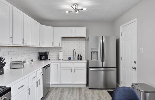 Mokena Casa | Marvel - 4BR’s, 2 BA & Game Room