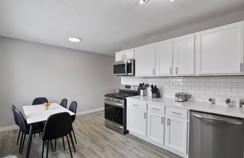 Mokena Casa | Marvel - 4BR’s, 2 BA & Game Room
