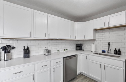 Mokena Casa | Marvel - 4BR’s, 2 BA & Game Room