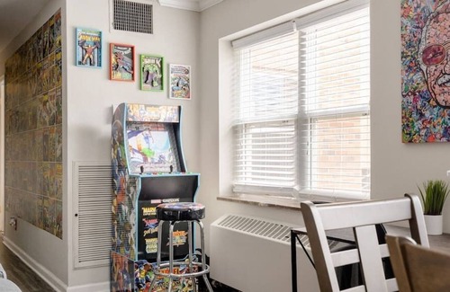 Country Club Plaza Area Apartamento | Marvel Comics 2 Bedroom Apt on the KC Plaza w/Pool