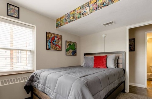 Country Club Plaza Area Apartamento | Marvel Comics 2 Bedroom Apt on the KC Plaza w/Pool