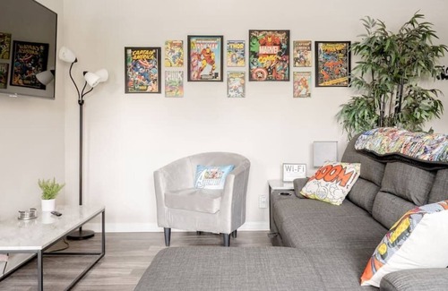 Country Club Plaza Area Apartamento | Marvel Comics 2 Bedroom Apt on the KC Plaza w/Pool