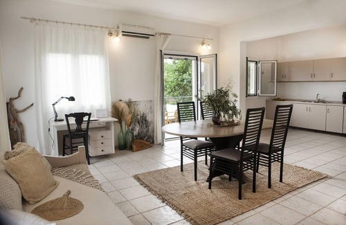 Karvelas Apartamento | Marvellous seaview green residence in Mani's heart