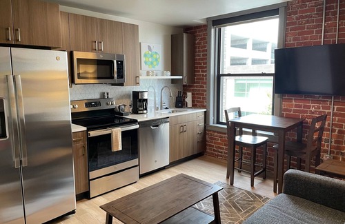 Riverside Apartamento | Marvelous 1 Bed Riverfront Park Travel Apartment