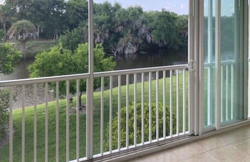 Palm River Estates Condominio | Marvelous 2-bedroom 2 bath condo in north Naples ….minutes from local beaches