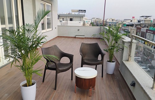 Vaishali Nagar Apartamento | Marvelous 3-bedroom apartment with AC in Jaipur with massive deck in a lux.