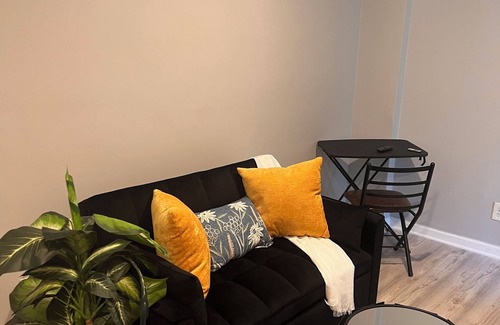 Bridgeview/Greenlawn Casa | Marvelous 3-bedroom house in Baltimore with WiFi, AC, Smart TV. Travel Royally!