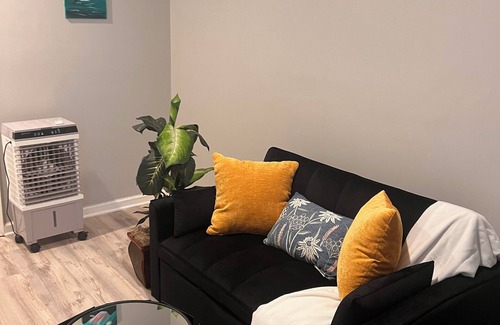 Bridgeview/Greenlawn Casa | Marvelous 3-bedroom house in Baltimore with WiFi, AC, Smart TV. Travel Royally!