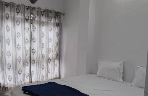 Bhopal Casa | Marvelous 5-bedroom hotel with WiFi Daily &Monthly Rooms Near Nadra Bus Stand