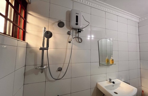 Eastern Region Apartamento | Marvelous apartment with AC in vibrant Somanya