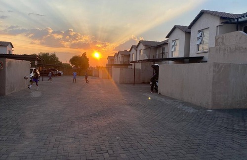 Alberton Casa | Marvelous Getaway Home with Fibre & 5G internet, 24 hour security in Alberton.