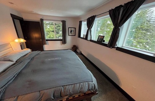 Snoqualmie Pass Casa | Marvelous Ski In/Out Home at Summit Snoqualmie Ski, Snow room and Bike Resort!