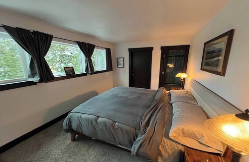 Snoqualmie Pass Casa | Marvelous Ski In/Out Home at Summit Snoqualmie Ski, Snow room and Bike Resort!
