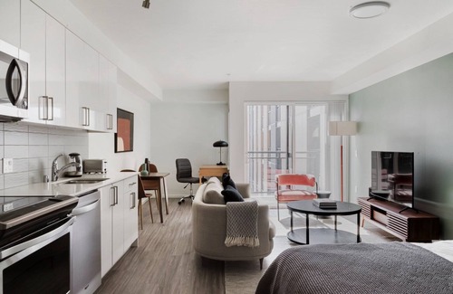 University District Apartamento | Marvelous U-District Studio w/ Laundry, nr Shops & Parks, by Blueground